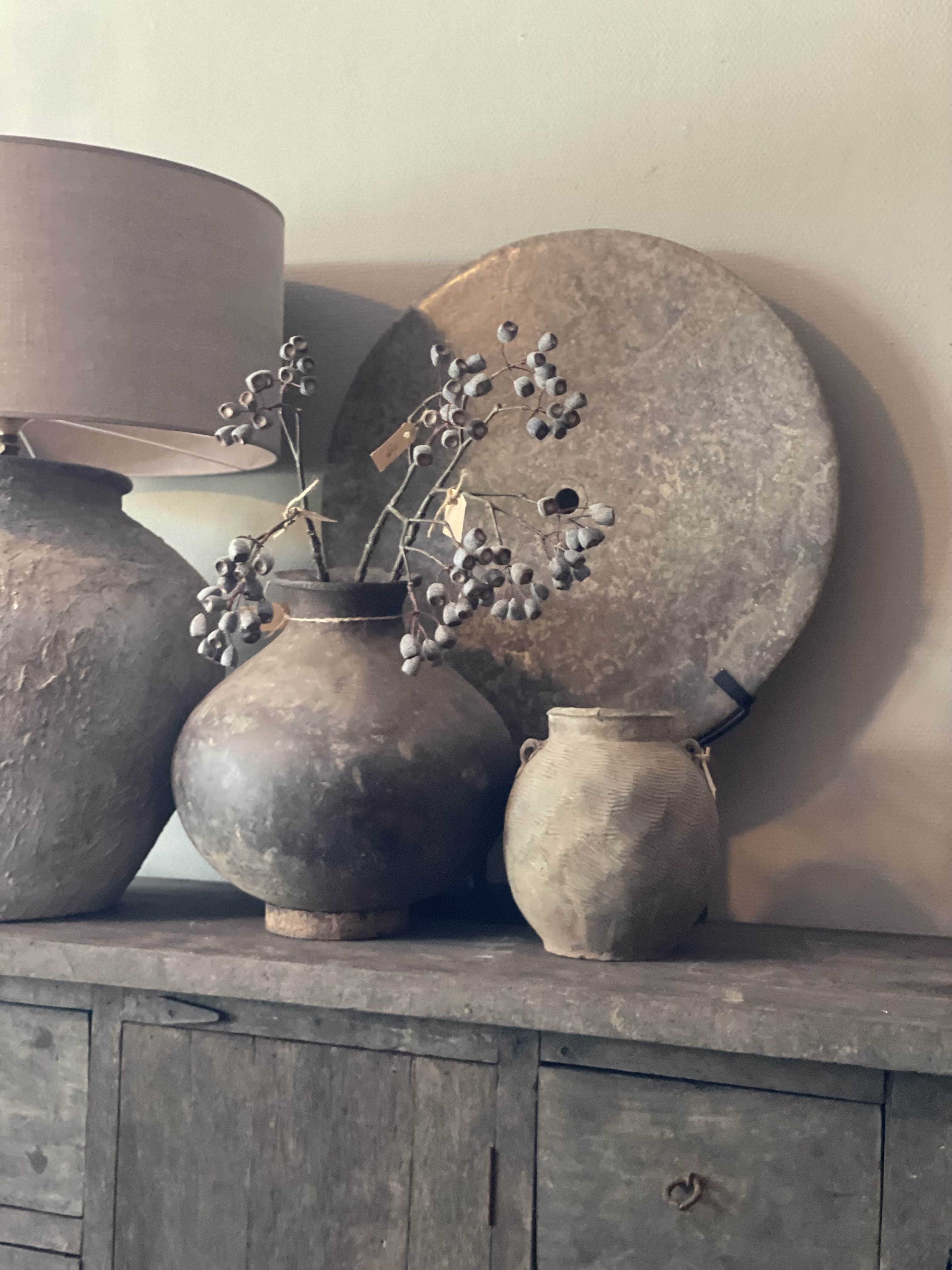 Taupe bruine grijs Brown grey stenen ronde natuursteen natuurstenen schijf ring op voetje 40 cm standaard landelijk boho vintage ornament decoratie