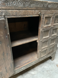 Prachtige damchiya kist oude doorleefd houten kast dressoir sidetable vergrijsd bruin landelijk stoer dressoir boerenkast deurtje aura Peeperkorn