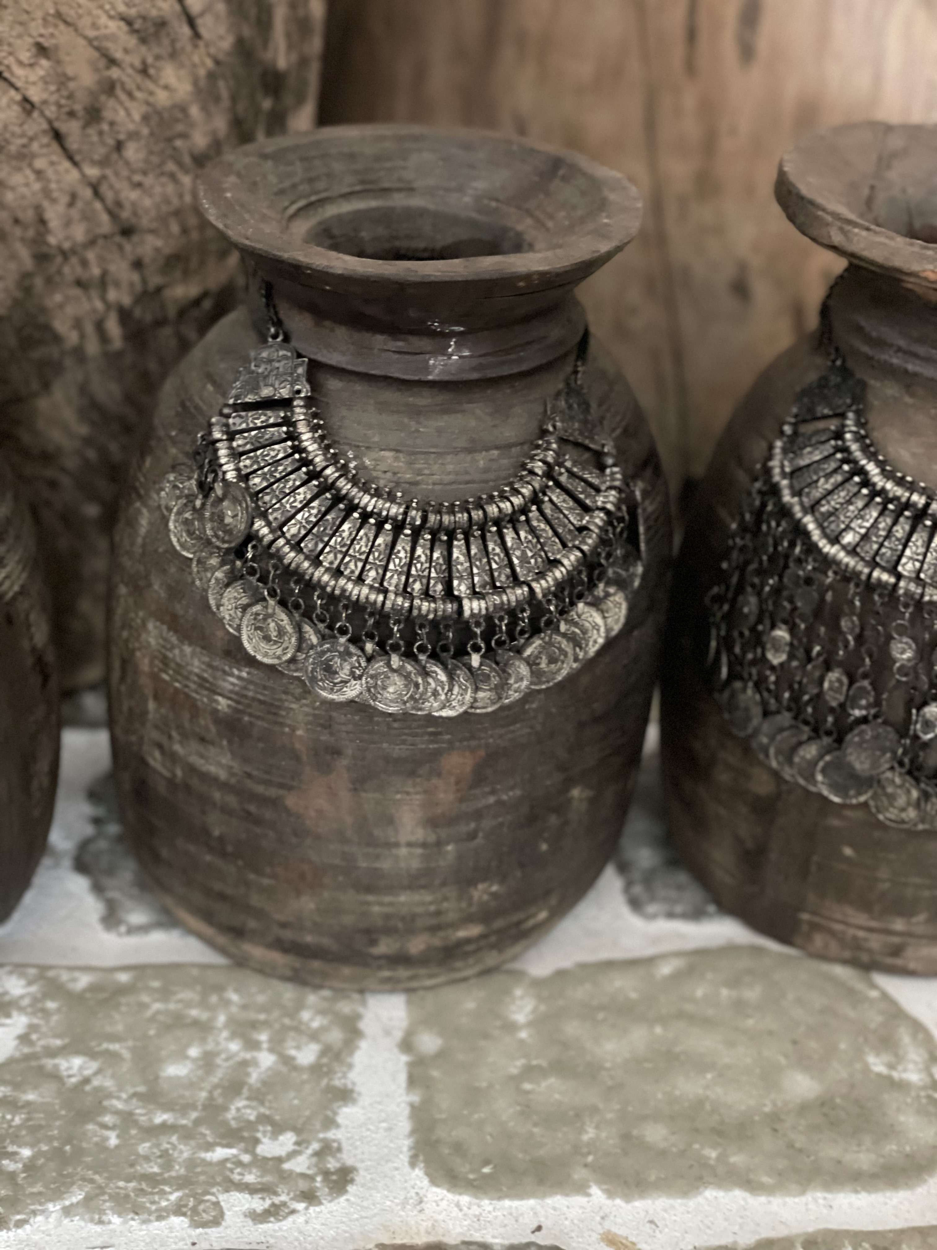 Prachtige oude houten Nepal pot kruik vaas hout met metalen sieraad landelijk stoer shabby vintage