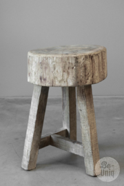 Gave oude houten kruk krukje krukjes landelijk stoer hakblok tafeltje bijzettafeltje