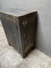 Oud stoer houten kast kastje kast dressoir landelijk grijs zwart oud beslag ringen industrieel wastafelmeubel