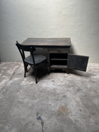 Stoer vergrijsd houten tafel tafeltje buro bureau bijzettafeltje tafeltje met laatje en deurtje