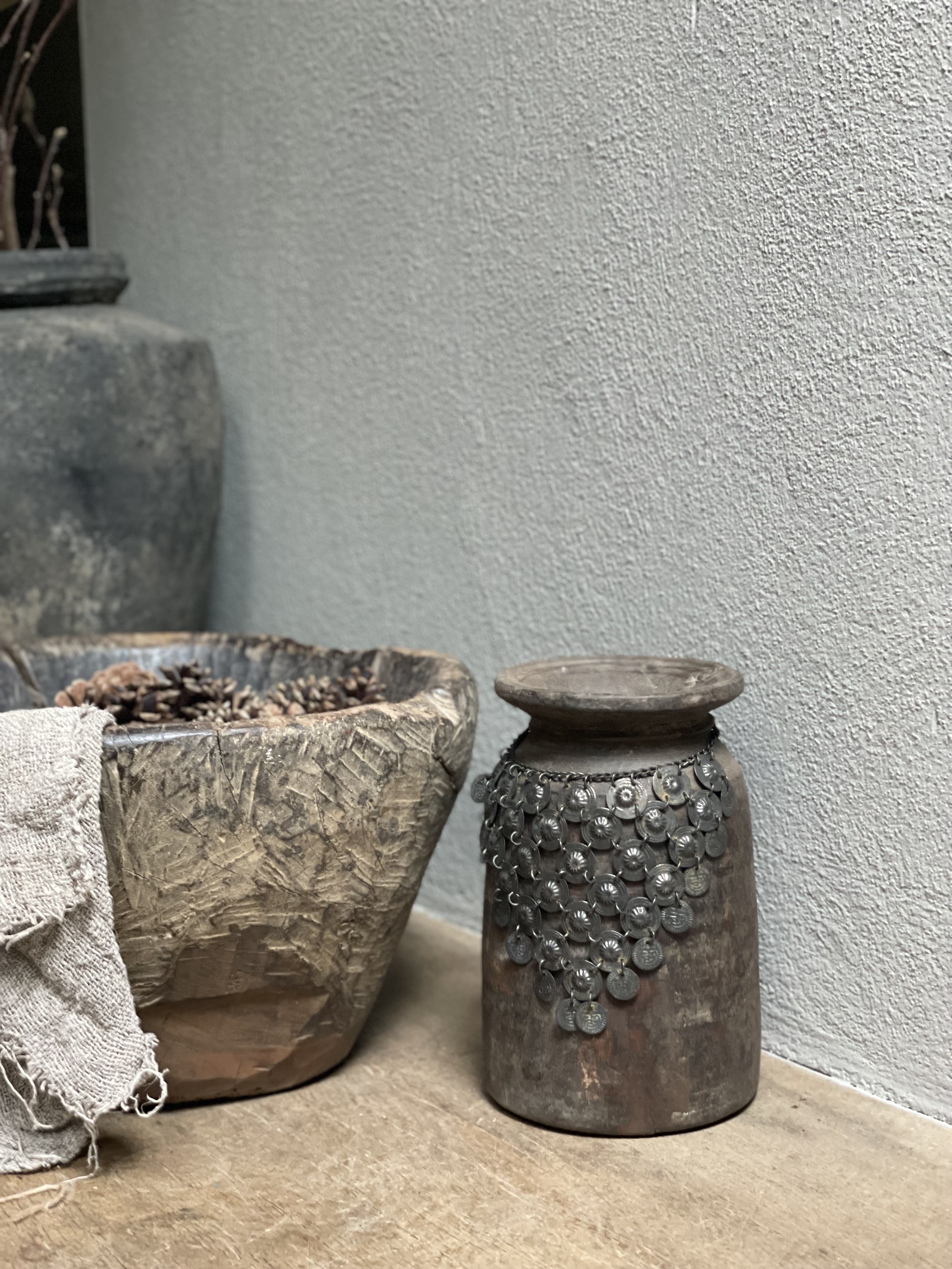 Prachtige oude houten Nepal pot nr.96 kruik vaas hout met metalen sieraad landelijk stoer shabby vintage