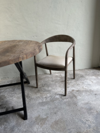 Vergrijsd houten stoel met stoffen zitting armstoel stoelen eetkamerstoelen met armleuning landelijk modern strak rond
