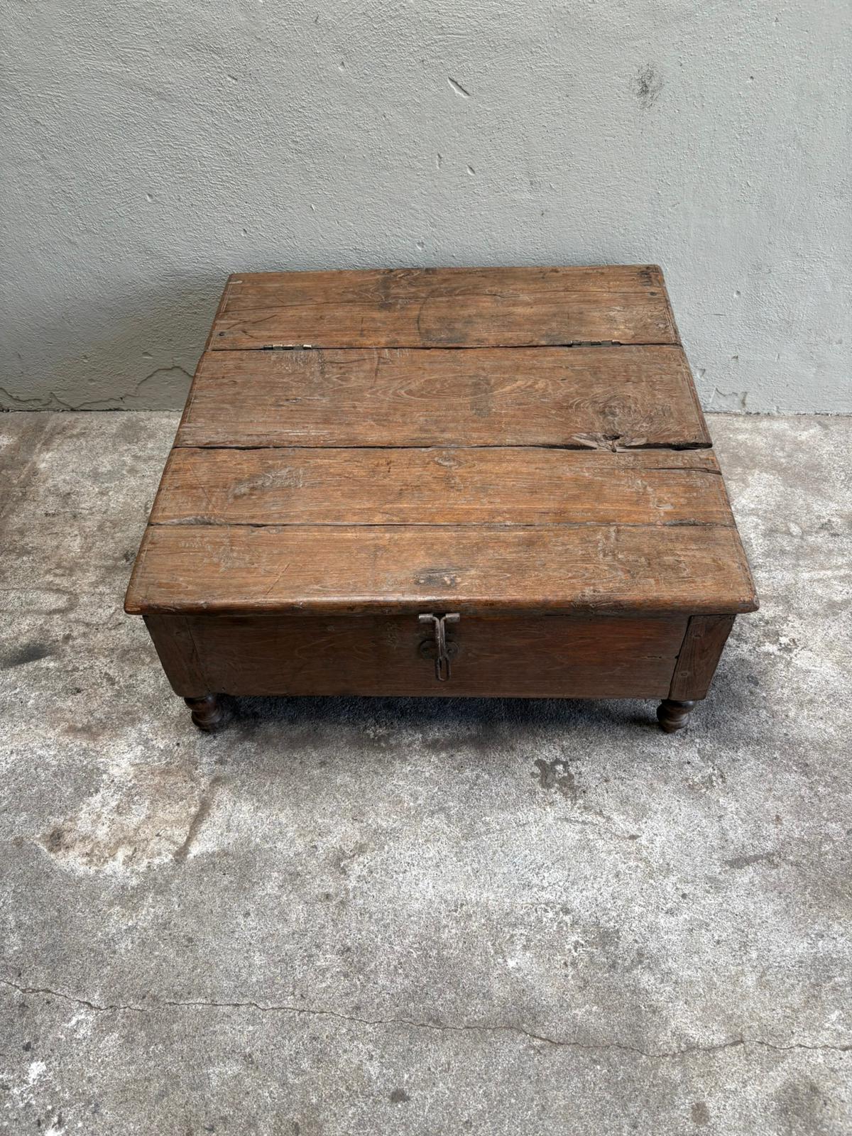 Stoere oude vergrijsd houten salontafel kast  dekenkist salontafel tafel bijzettafel tafeltje met oud metalen beslag industrieel sober landelijk  metaal industrieel vintage
