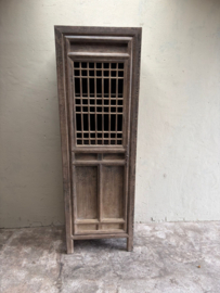 Mooie hoge smalle vergrijsd houten kast met linksdraaiende deur landelijk 78a