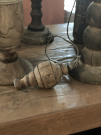 Stoere oude grote vergrijsd houten klos klossen klosje kerstbal kersthanger  klosjes decoratie aan leren koord landelijk