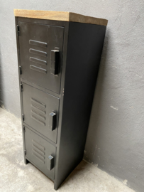 Stoere metalen locker lockerkast kast schoenenrek schoenenkast vakkenkast kluisjes kluisje kastje met houten top bovenkant blad 3 deurtjes metaal landelijk vintage urban industrieel landelijk stoer zwart houten bovenblad