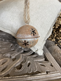 Grijs bruine roestbruine metalen kerstbal kerstbel kerstklok jingle Bell aan jute touw  klein rusty landelijk stoer