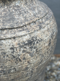 Grote oude verweerd stenen pot met oren vaas kruik bloempot landelijk