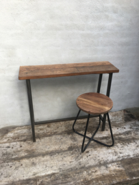 Stoere industriële landelijke schoolbankje sidetable bureau voor metalen onderstel houten blad vintage bruin