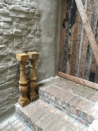 Oude naturel houten baluster console kandelaar robuust pilaar sokkel stoer