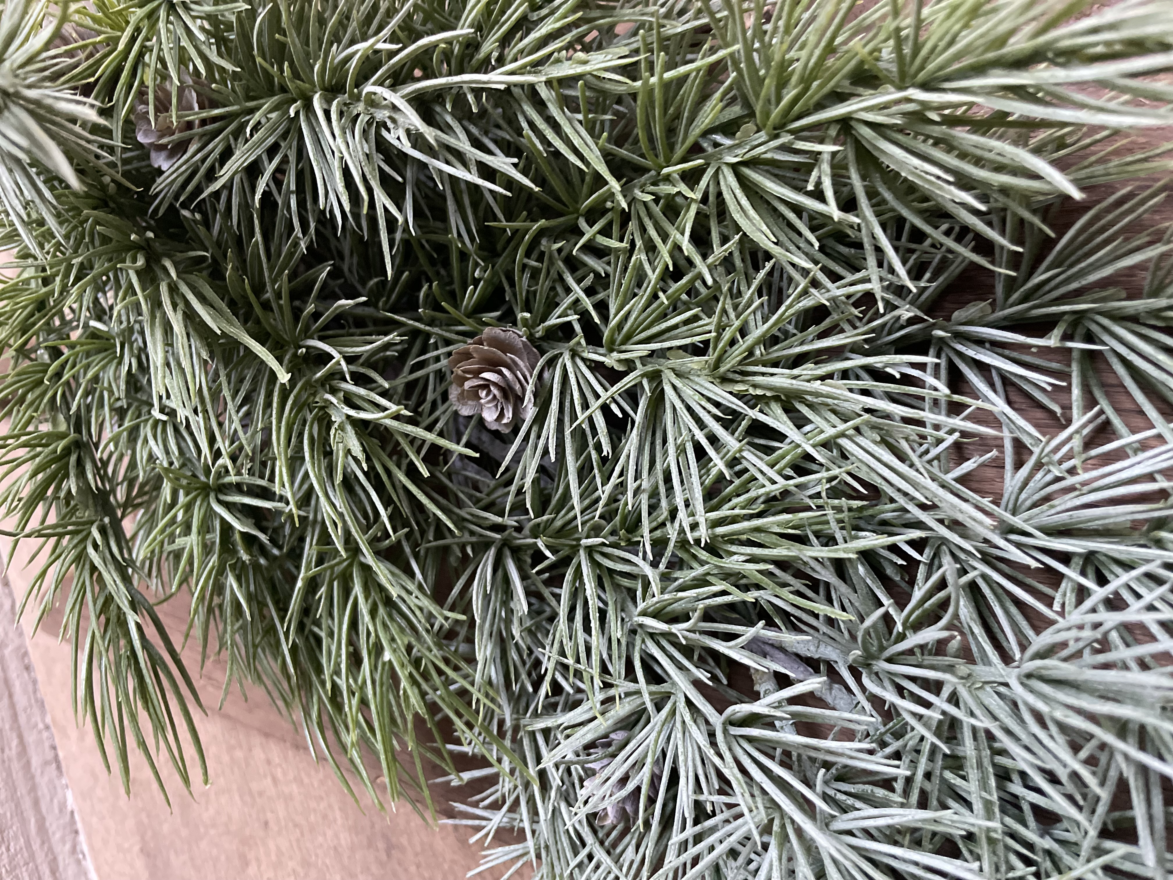 Prachtige grey green grijs groen vergrijsd decoratie tak dennentak guirlande toef winter kerst 50 cm