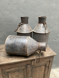 Oud iron bottle old metalen fles pot kruik vaas stoer landelijk industrieel vintage met oud grof jute touw grijs zwart bruin aura Peeperkorn