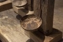 Oude vergrijsd houten spoel kandelaar met oud metalen lepel theelicht landelijk stoer