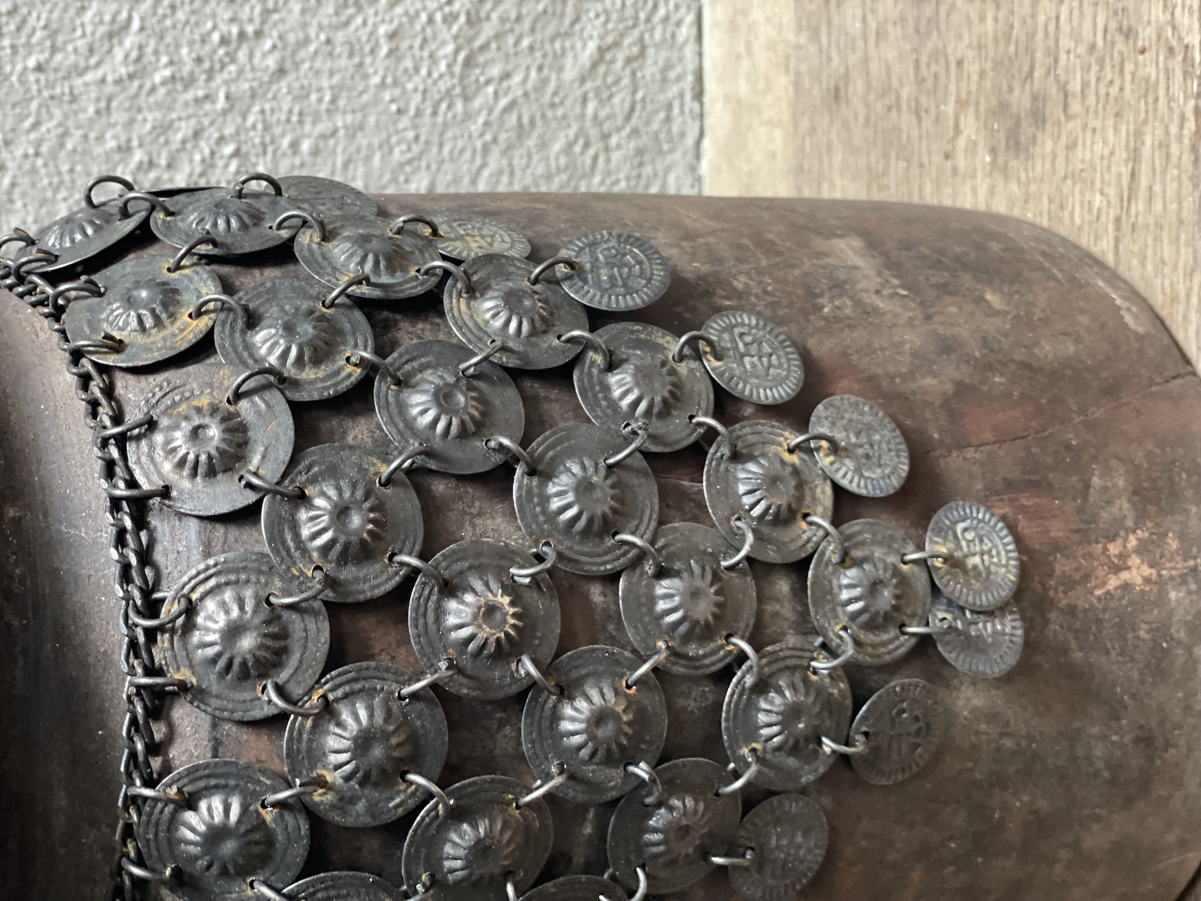Prachtige oude houten Nepal pot nr.96 kruik vaas hout met metalen sieraad landelijk stoer shabby vintage