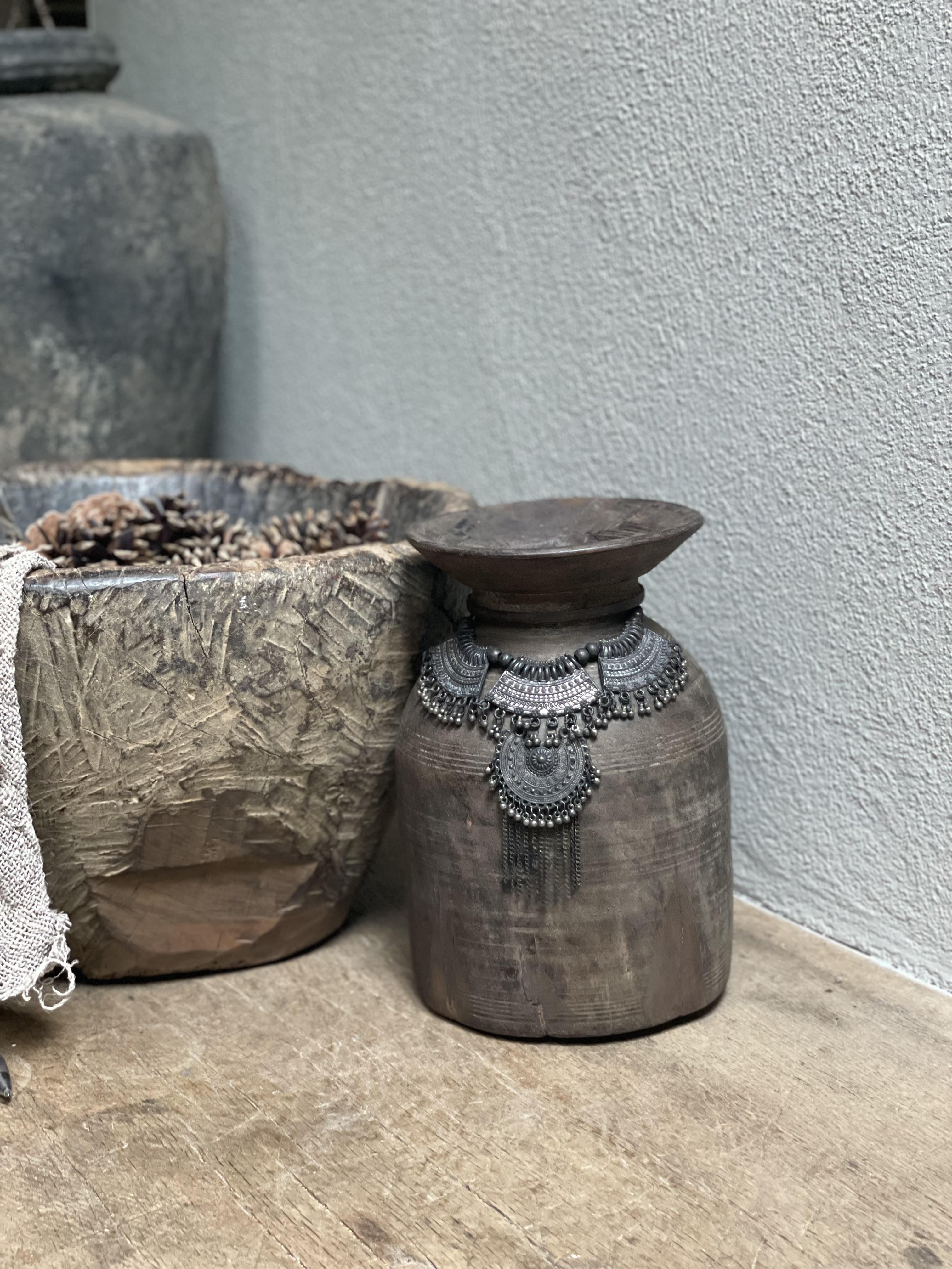 Prachtige oude houten Nepal pot nr.97 kruik vaas hout met metalen sieraad landelijk stoer shabby vintage