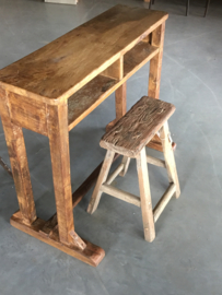 Stoer oud houten schoolbankje buro bureau lessenaar Sidetable landelijk sober stoer oud hout laptop computer tafel bankje