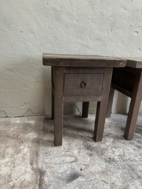 Oud vergrijsd houten kastje nachtkastje nachtkastjes hout ladekastje ladekastjes kastjes tafel tafeltje halkastje landelijk bijzettafel bijzettafeltje