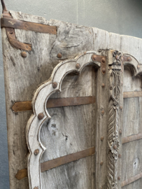 Stoere vergrijsd houten oude deur poort Luik op voet  standaard staand scherm kamerscherm Roomdivider  landelijk stoer industrieel urban zwart grijs met roestbruin metalen details beslag