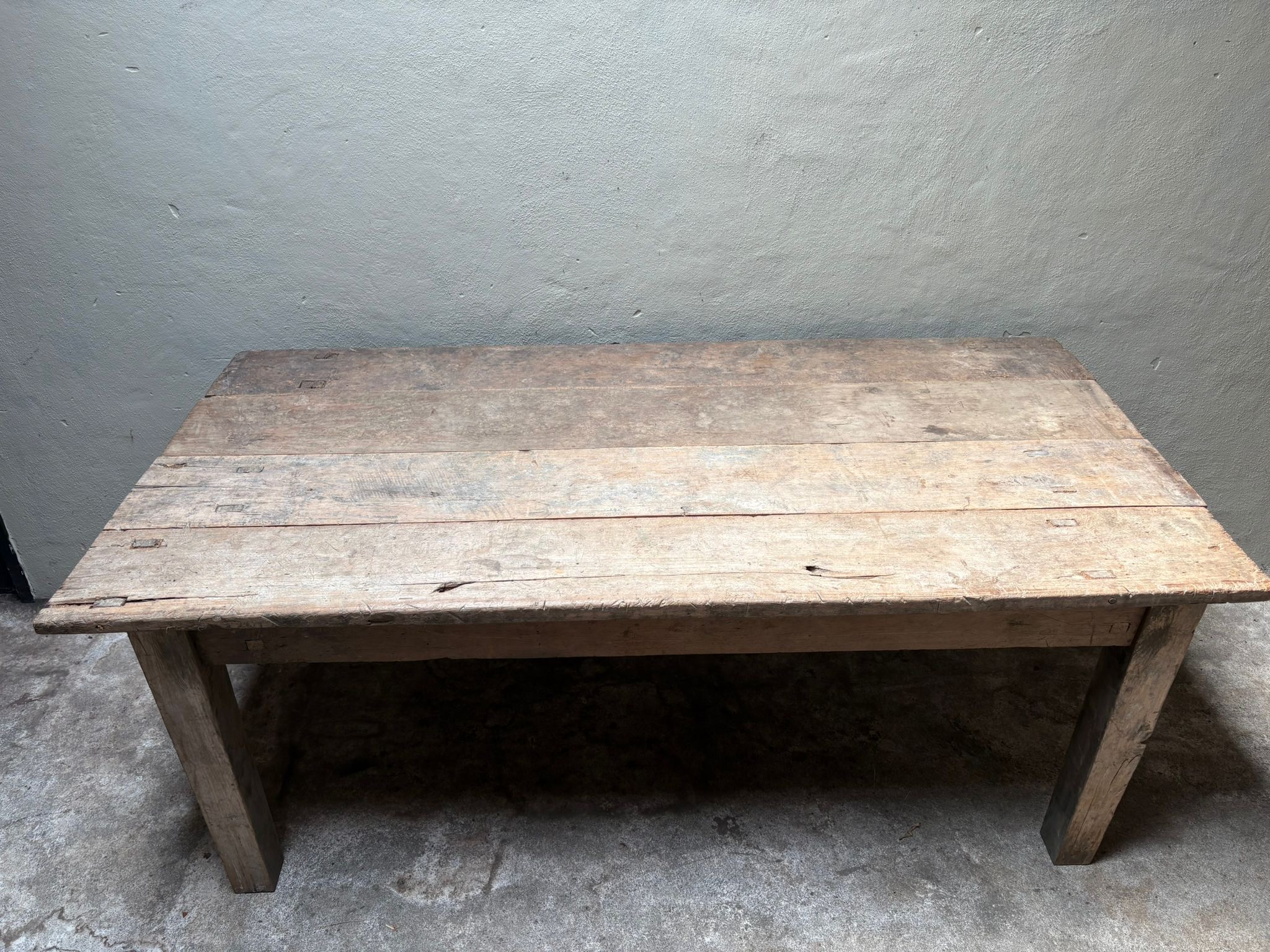 Oude vergrijsd houten tafel eettafel met 2 grote lades blokpoten boerentafel kloostertafel Hoffz  werkbank buro bureau werkbank landelijk stoer 201 x 99 cm uniek grof nerf