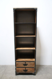Hoge smalle boekenkast metalen frame houten planken industrieel stoer vintage landelijk