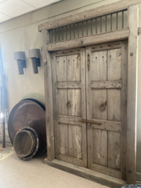 Orginele oude vergrijsd houten dubbele deur poort met kozijn tuinpoort landelijk stoer 233 x 137 x 10 cm