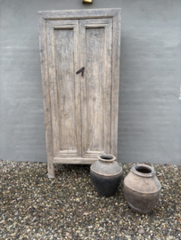 Prachtige grote vergrijsd houten 2deurs dichte kast linnenkast keukenkast boekenkast archief ordners landelijk sober