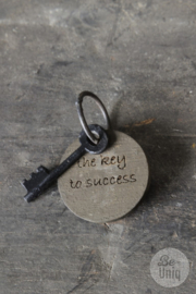 Decoratie sleutel sleutelbos met oud vergrijsd houten hanger tekst key the key to success landelijk stoer kado