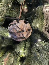 Open gewerkte ballen decoratie kerstballen van herfstbladeren ijzer