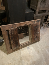 Gaaf oud vergrijsd houten luik kozijn venster spiegel stalraamspiegel wandpaneel wanddecoratie doorkijk landelijk stoer