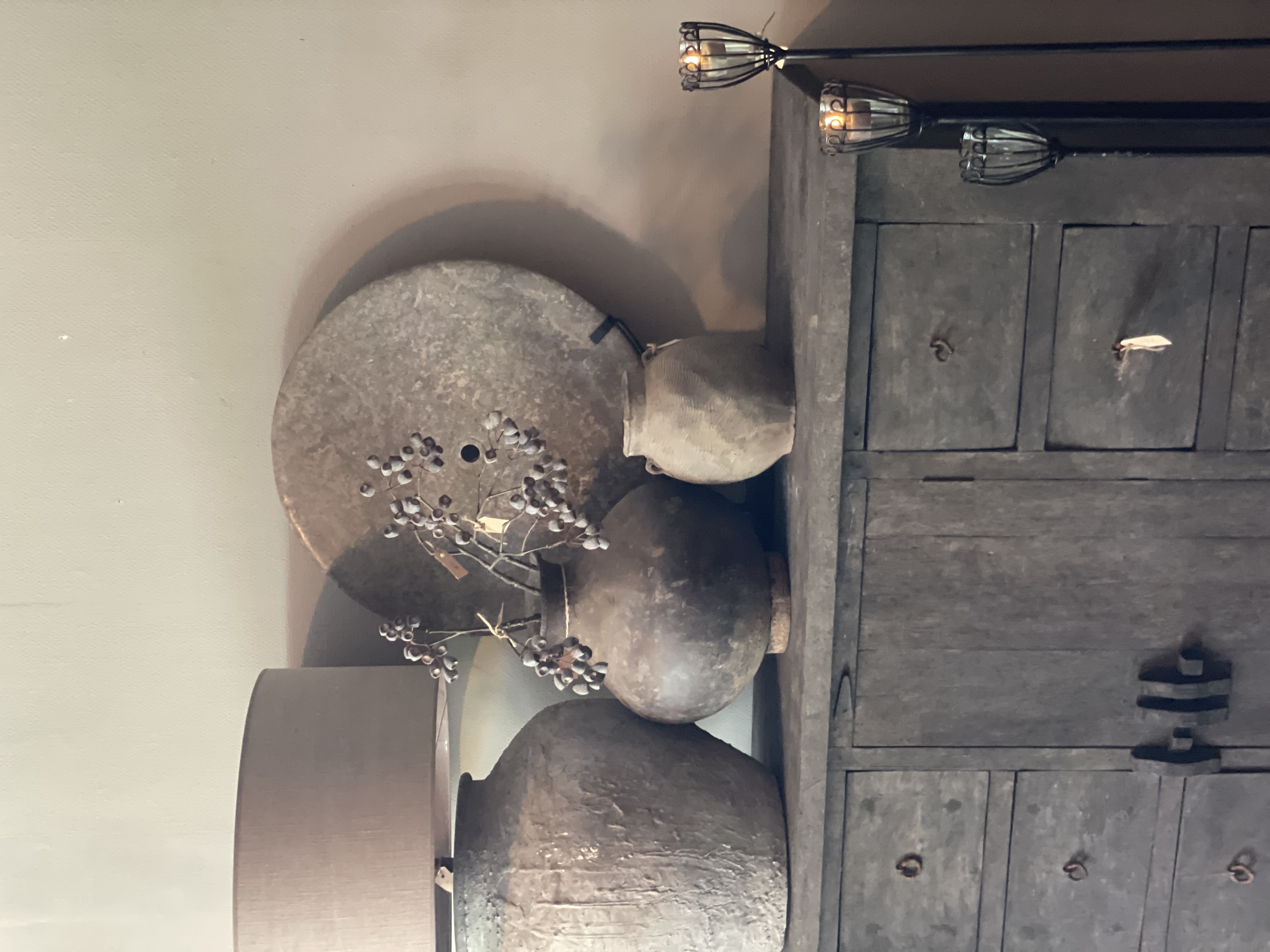 Taupe bruine grijs Brown grey stenen ronde natuursteen natuurstenen schijf ring op voetje 40 cm standaard landelijk boho vintage ornament decoratie