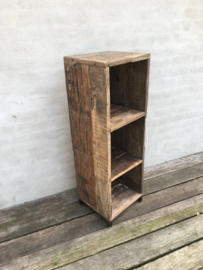 Stoer grof houten railway truckwood hout kast kastje schap rek vakken vakkenkast handdoeken schoenen rek schap industrieel landelijk vintage metalen pootjes