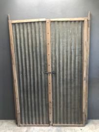 Grote oude set unieke dubbele deuren poort deur poorten golfplaat metaal hout landelijk stoer industrieel