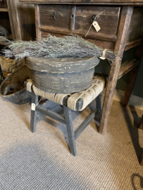 Stoer landelijk grijs antraciet  vergrijsd houten kruk krukje met jute touw zitting landelijk vintage stoer sober 40 x 40 x H42 cm