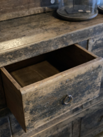 Enorme grote oude stoere houten ladenkast dressoir kast sideboard Sidetable kast landelijk industrieel donkerbruin vergrijsd vintage