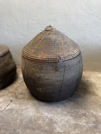 Prachtige unieke grote orginele oude vergrijsde mand 85 cm doorsnede dessert basket met deksel landelijk stoer sober vintage uniek desert