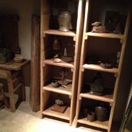 Stoere hoge smalle oude houten kast landelijk robuust boekenkast schap handdoeken badkamer keuken rek grof stoer hout