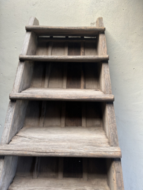 Oude vergrijsd houten dichte trap voor opkamer kelder of verdieping voor renovatie bij oud pand bijvoorbeeld boekenrek boekenkast etagere vide vliering kelder schap rek landelijk stoer