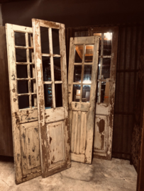 Oud kozijn met spiegel venster stalraam stalraamspiegel landelijk industrieel vintage