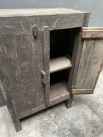 Prachtige oud houten vergrijsd houten kast oude deuren 111x72x40cm  landelijk stoer doorleefd vergrijsd hout 2 deurs