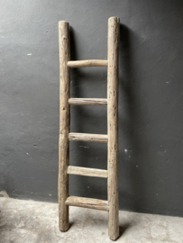 Stoer grof landelijk oud houten laddertje handdoekenrek ladder trap trapje sober decoratie boerderij landelijk stoer robuust industrieel