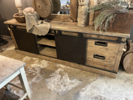 Stoer industrieel landelijk televisiemeubel televisiekast kast dressoir schuifdeuren lades schuifdeurtjes sidetable sideboard metaal hout vergrijsd