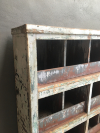 Hele gave oude houten metalen kast 109 x 30,5 x H162 cm grutterskast vakkenkast winkelkast sorteerkast postkast schoenenrek stoer landelijk industrieel vintage grijs bruin schoenenkast sorteer kast