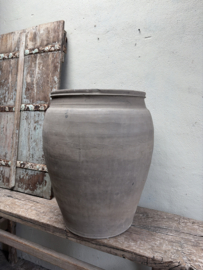 Grote oude grijs stenen kruik H65 X 55 cm pot bruingrijze bruine grijze mega vaas bloempot stoer sober landelijk olijfpot olijfkruik waterkruik
