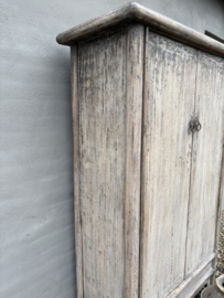 Prachtige grote vergrijsd houten 2deurs dichte kast linnenkast keukenkast boekenkast archief ordners landelijk sober