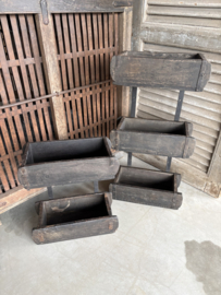 Stoer oud houten Wandrek schap 3 bakjes brickmal bruin grijs zwart hangkastje wandkastje Baksteenmal baksteenmallen rek landelijk stoer hout metalen beslag industrieel vintage urban