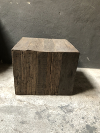 Vergrijsd houten kubus salontafel bijzettafel tafel tafeltje zuil sokkel kolom landelijk truckwood grijs grove nerf 50 x 50 x H40 cm