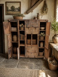 Grote oude doorleefd vergrijsd houten kast 151 x 65 x H169 cm locker Roomdivider kamerscherm grutterskast vakkenkast winkelkast sorteerkast postkast schoenenrek tafel salontafel stoer landelijk industrieel vintage grijs bruin schoenenkast sorteer kast