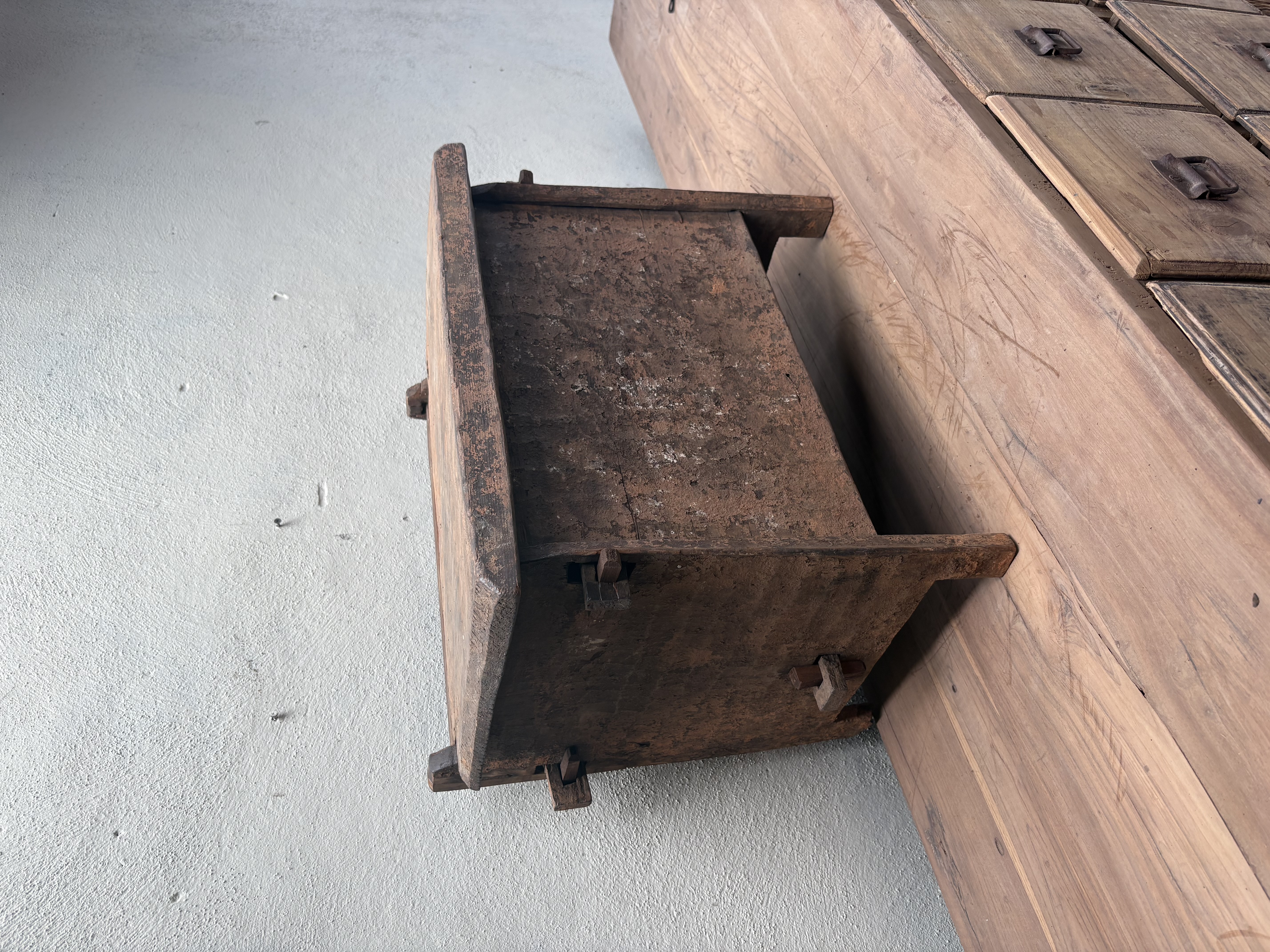Stoere originele oude houten Himalaya kist kistje dekenkist landelijk klepbank nr 42